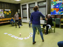 Symbolische Mantelteilung mit den Kommunionkindern (Foto: Karl-Franz Thiede)